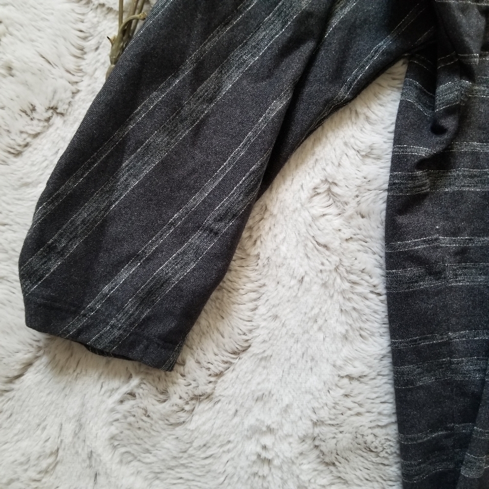 ✨️CL Athelta Gray Metallic Horizontal‎ Stripe Size M - Picture 5 of 11